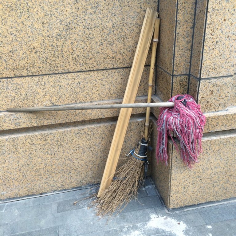 Le scope lasciate per strada in Cina