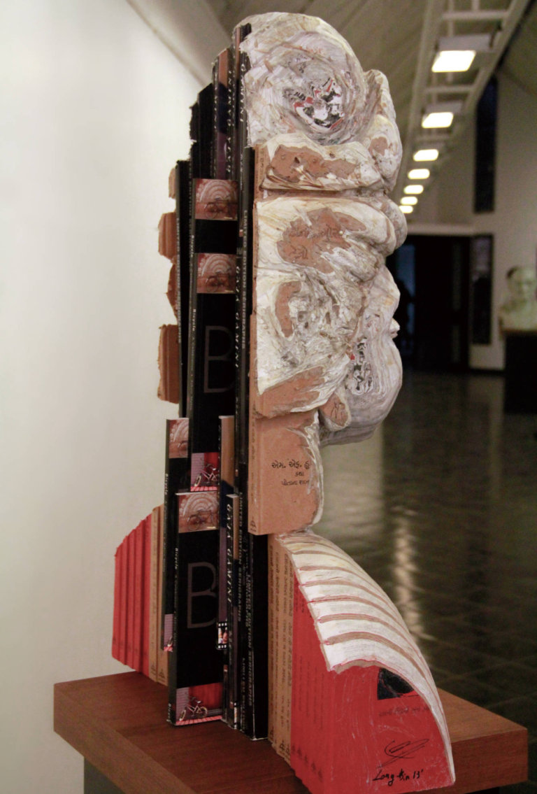 Le sculture coi libri di Long Bin Chen