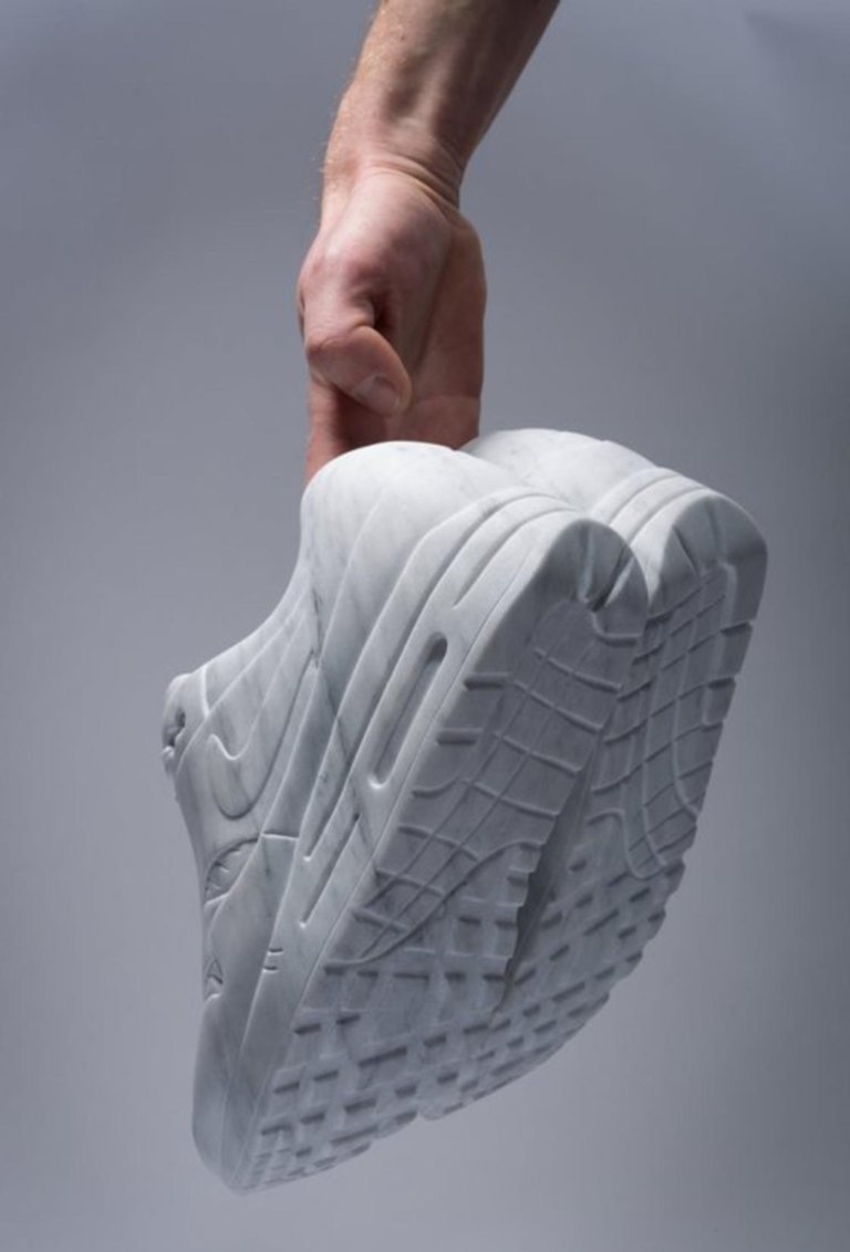 Le sculture in marmo di Alasdair Thomson