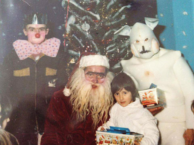Tra Babbo Natale orco e gli altri due sospetti serial killer, che belle feste deve aver passato questa bambina...