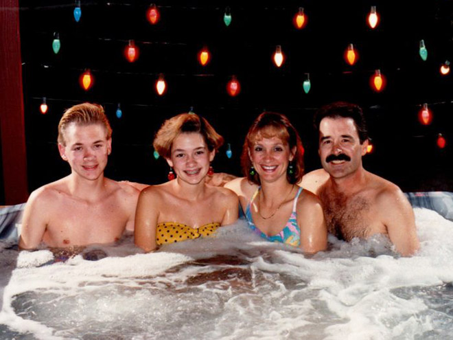 Anni 80: baffi, acconciature impossibili e Jacuzzi