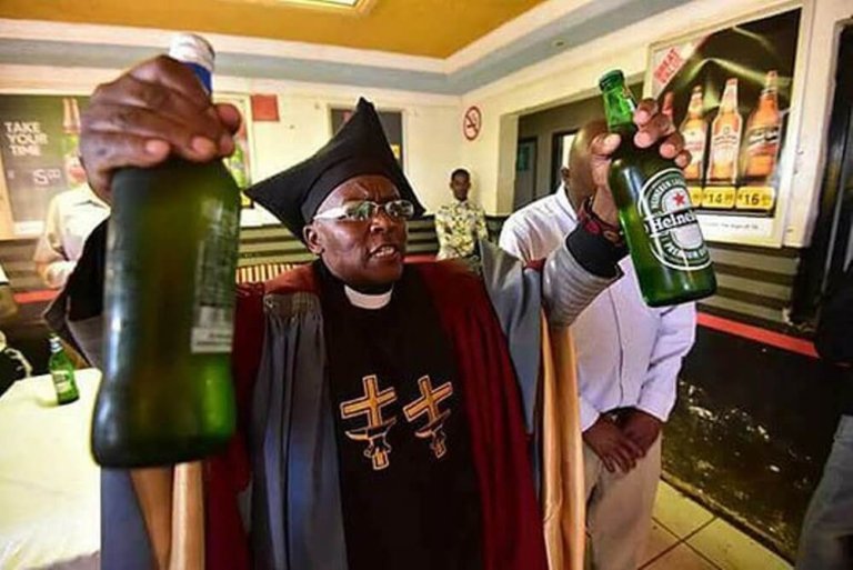 C’è una chiesa in cui i fedeli vengono battezzati con la birra