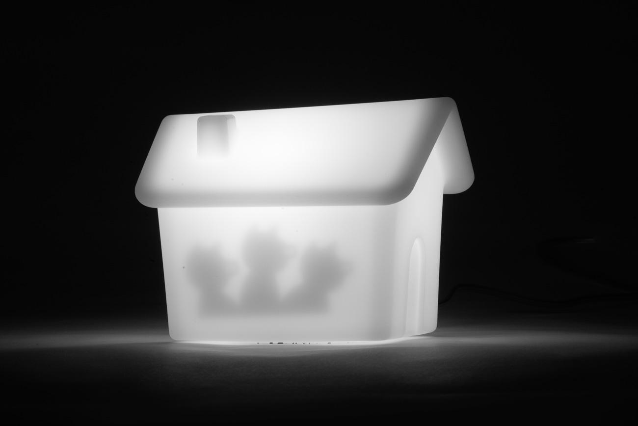 Dopo Mobi, tre nuove lampade di Ale Giorgini dedicate allo Stregatto, ai Tre Porcellini e all'Uomo di Latta: nuove fiabe che si illuminano