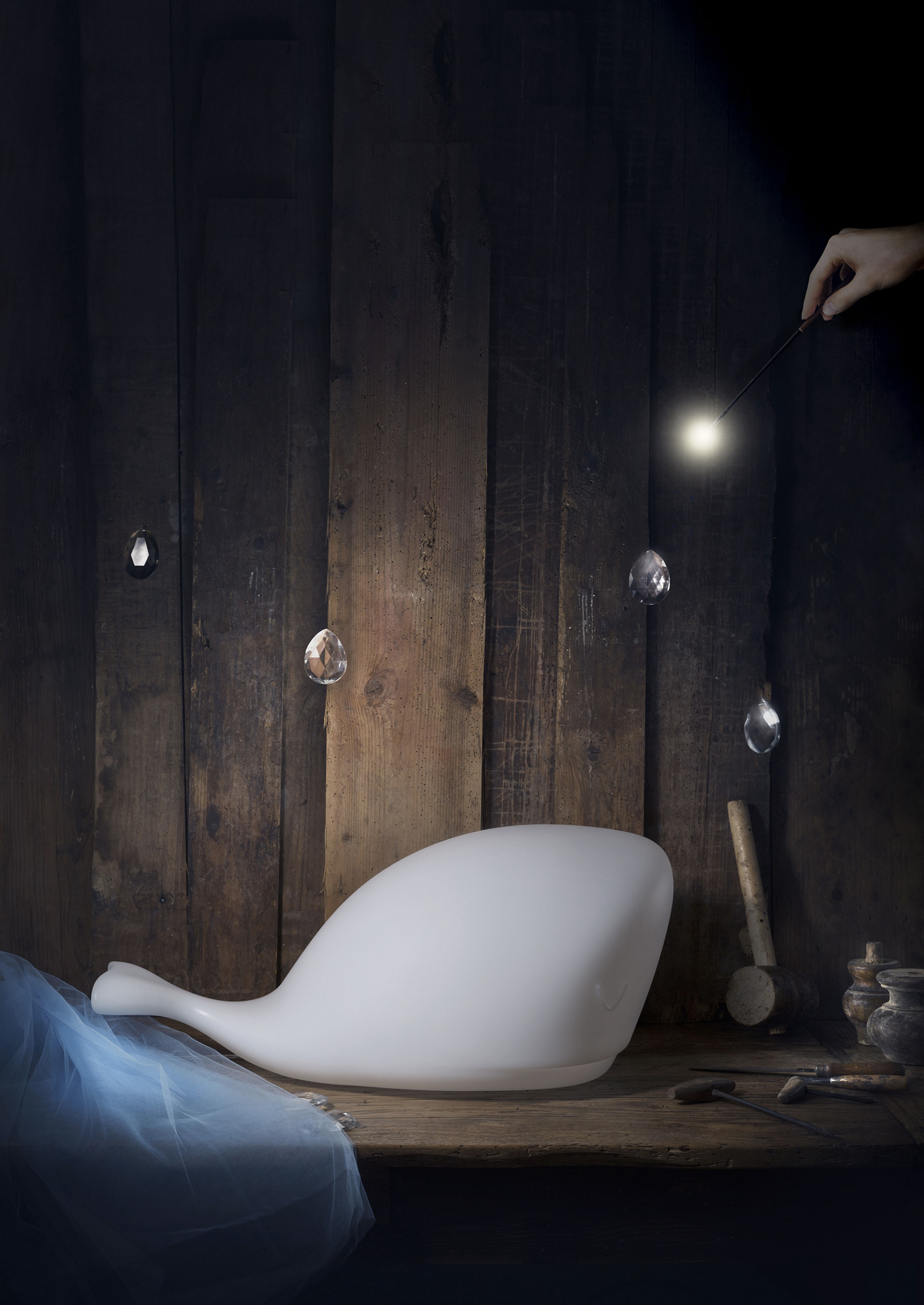 Dopo Mobi, tre nuove lampade di Ale Giorgini dedicate allo Stregatto, ai Tre Porcellini e all'Uomo di Latta: nuove fiabe che si illuminano