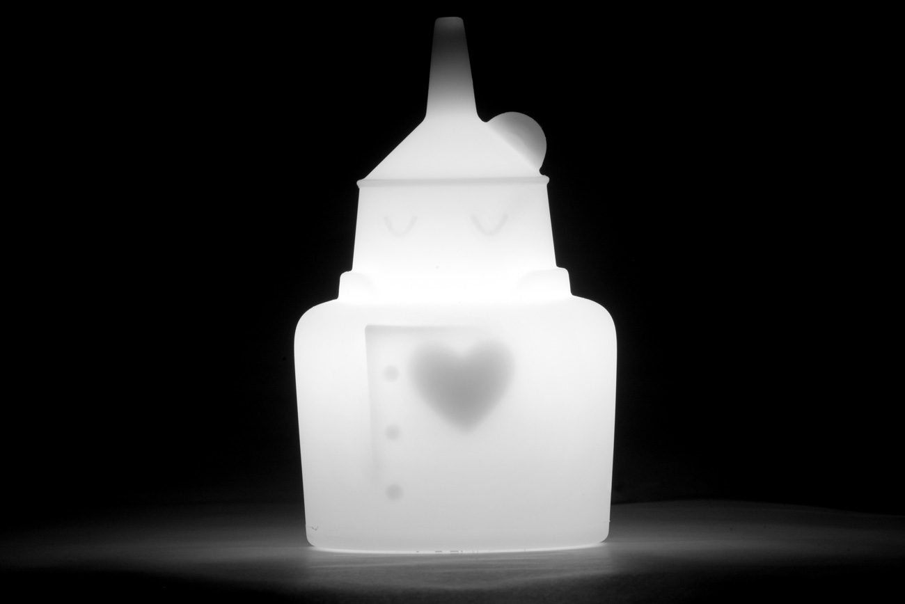 Dopo Mobi, tre nuove lampade di Ale Giorgini dedicate allo Stregatto, ai Tre Porcellini e all'Uomo di Latta: nuove fiabe che si illuminano