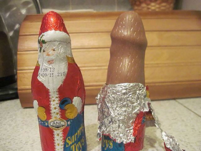 Dai, fuori è un Babbo Natale e dentro è un pene di cioccolato