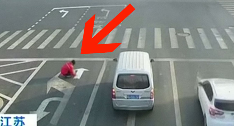 Un uomo ha ridipinto la segnaletica stradale per evitare il traffico