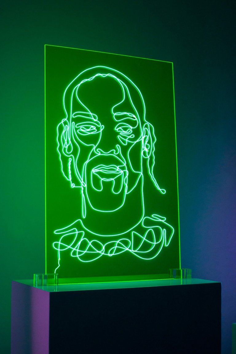I ritratti di 12 icone del rap fatti col neon da Natalie Wong