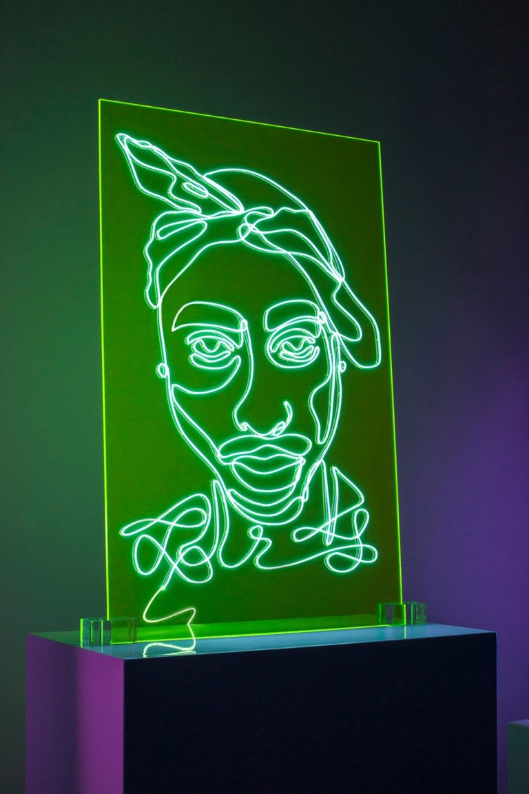 I ritratti di 12 icone del rap fatti col neon da Natalie Wong