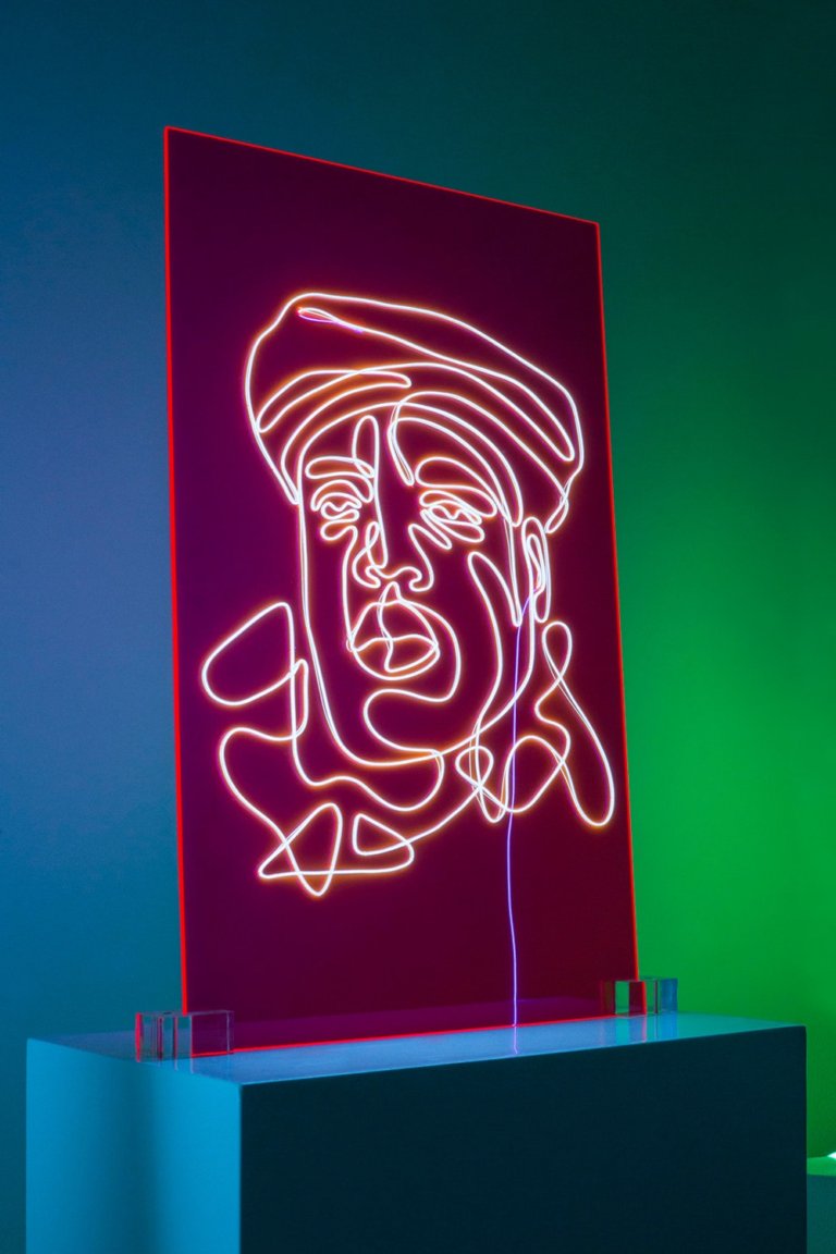 I ritratti di 12 icone del rap fatti col neon da Natalie Wong