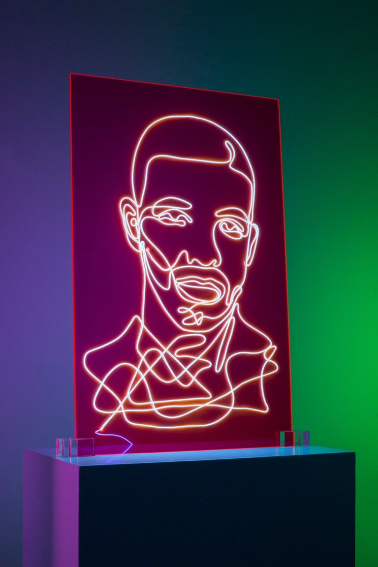 I ritratti di 12 icone del rap fatti col neon da Natalie Wong