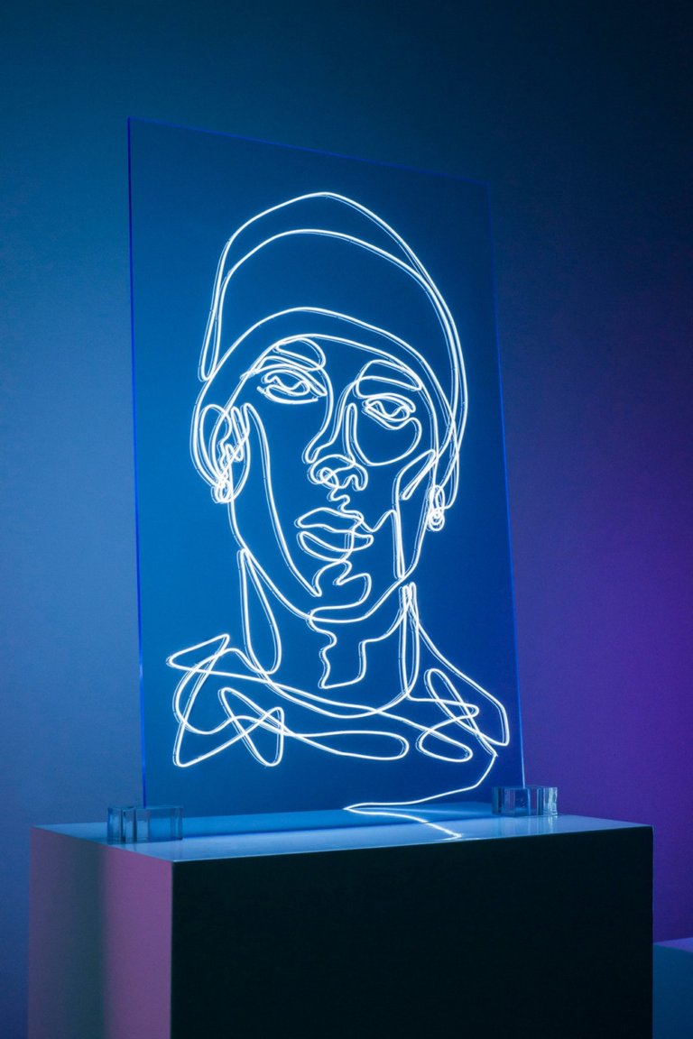 I ritratti di 12 icone del rap fatti col neon da Natalie Wong