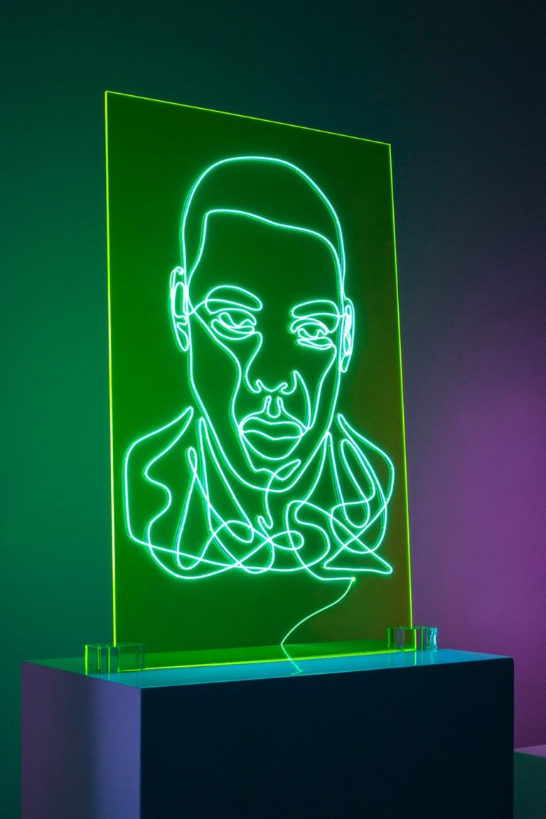 I ritratti di 12 icone del rap fatti col neon da Natalie Wong