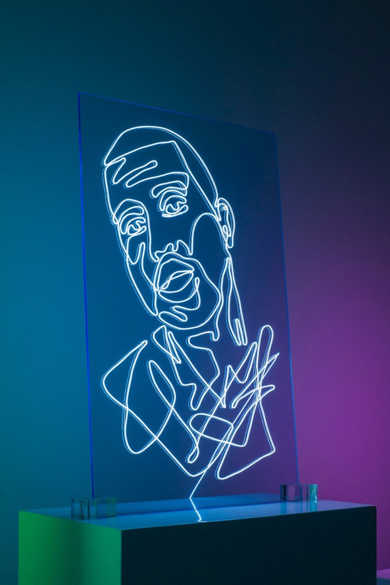 I ritratti di 12 icone del rap fatti col neon da Natalie Wong