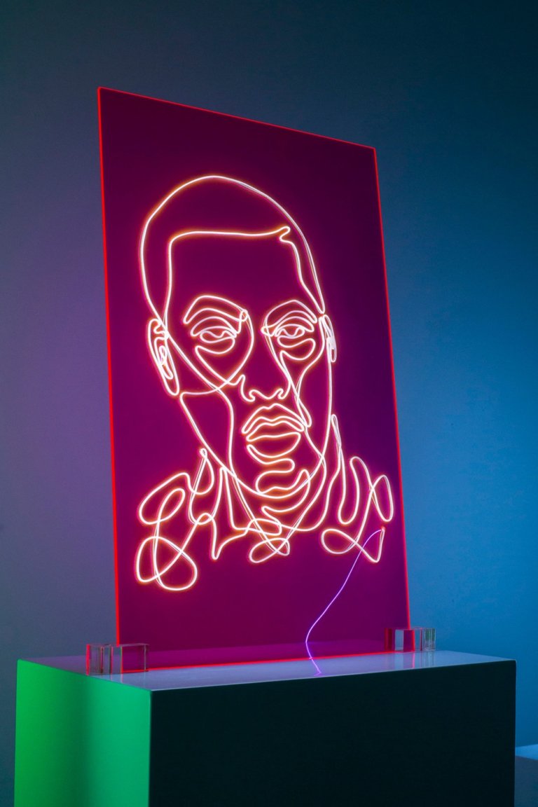 I ritratti di 12 icone del rap fatti col neon da Natalie Wong