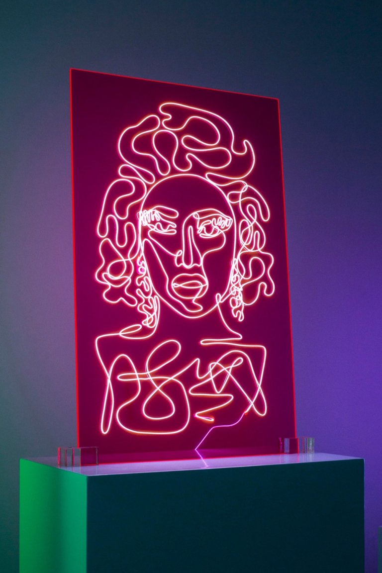I ritratti di 12 icone del rap fatti col neon da Natalie Wong