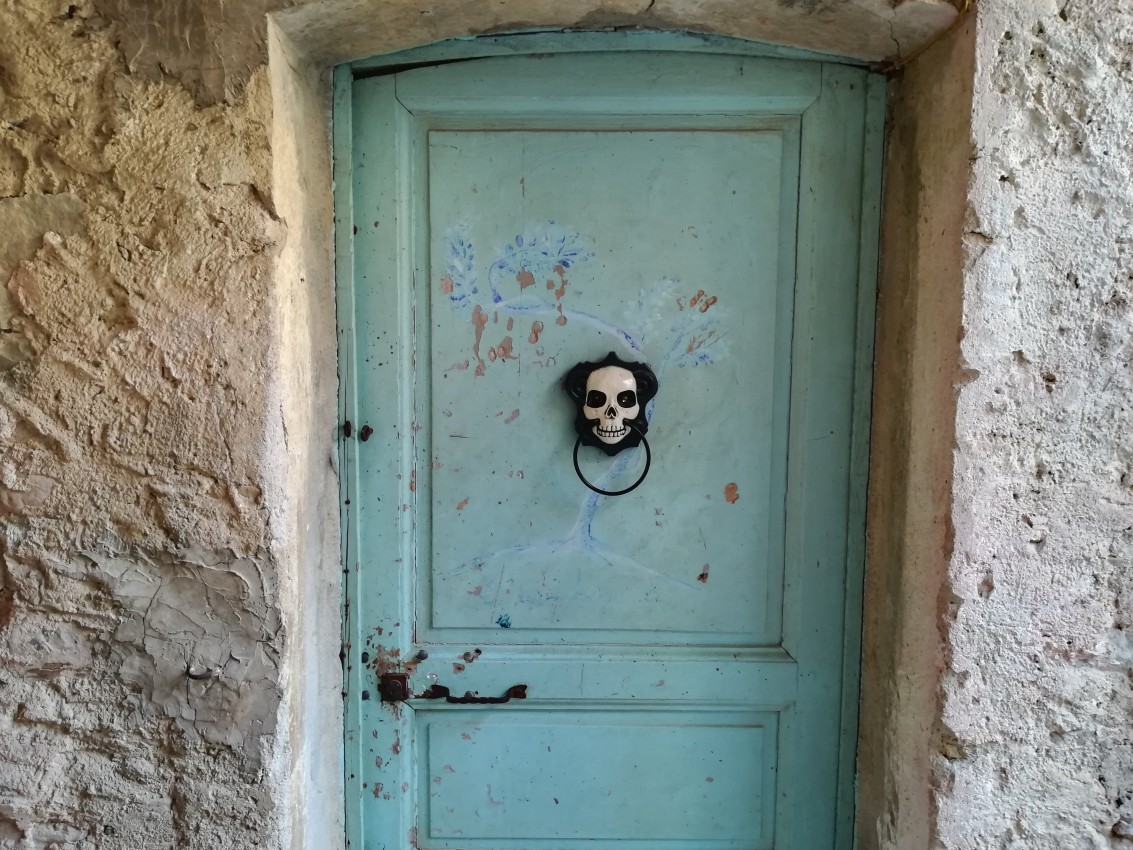 Porta inquietante a Bussana Vecchia