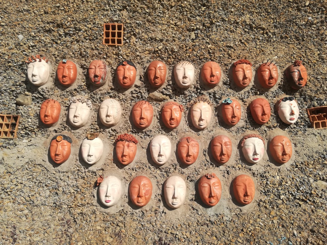 Facce nel muro a Bussana Vecchia