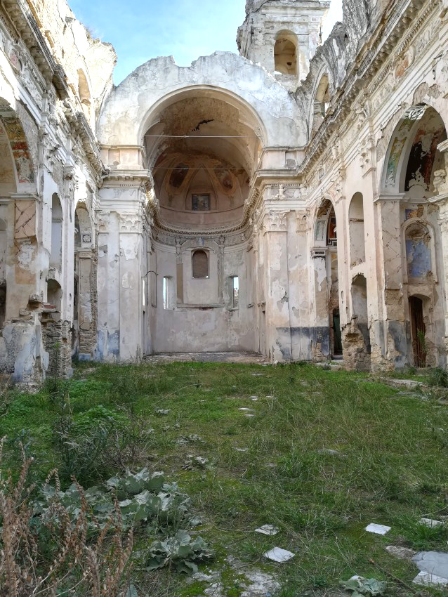 La chiesa di Bussana Vecchia col prato dentro