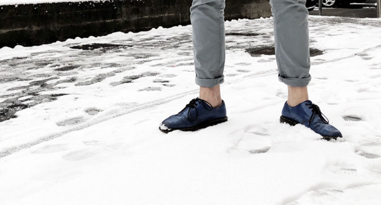Siamo usciti sotto la neve coi risvoltini per capire cosa provate quando lo fate
