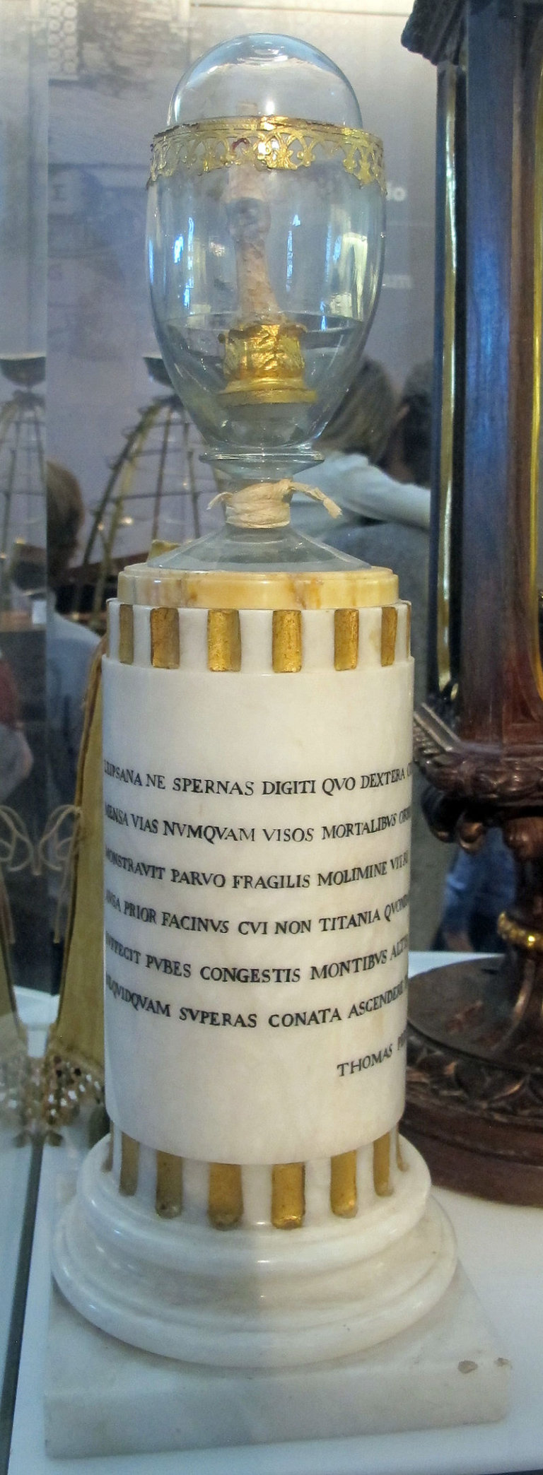 Dito della mano destra di galileo, in teca del