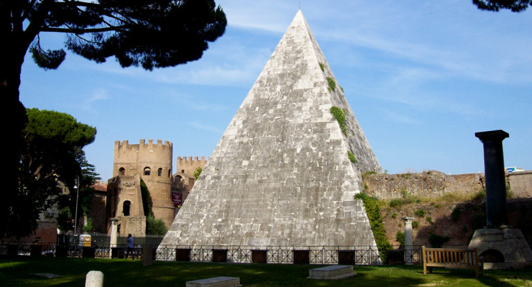 Misteriosa-piramide-Cestia-centro-storico-Roma00