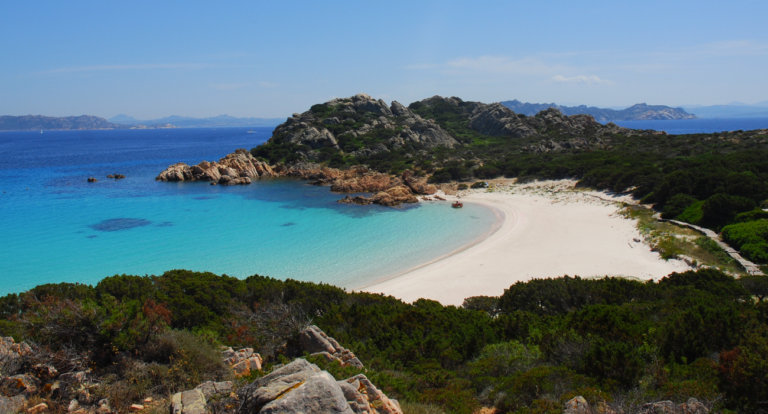 Spiaggia-rosa-isola-budelli-allucinazione-surrealista