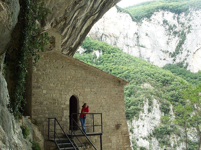 Santuario della Madonna di Frasassi - Santuario di Santa Maria Infra Saxa (foto wikimedia)