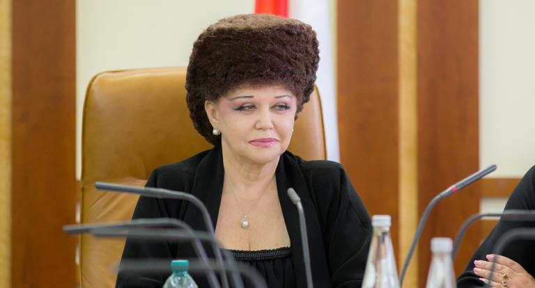 I capelli impossibili della senatrice russa