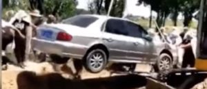 3770483 1307 cina sepolto auto bara