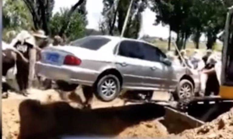 In Cina un uomo si è fatto seppellire dentro la sua auto