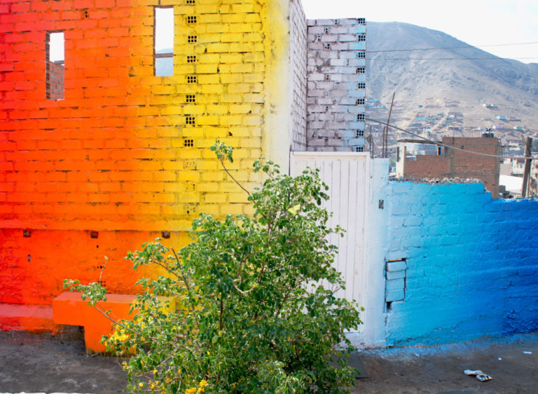 I murales prismatici di Xomatok in Perù