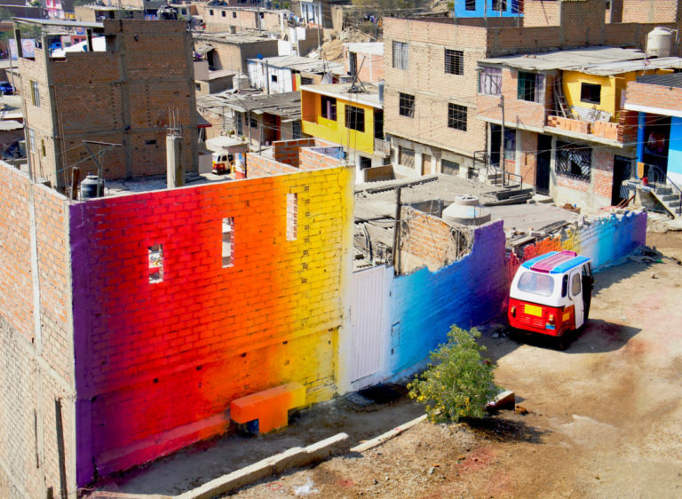 I murales prismatici di Xomatok in Perù
