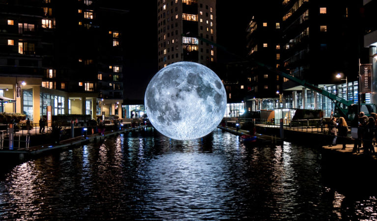Questa replica della Luna alta 7 metri sta girando il mondo
