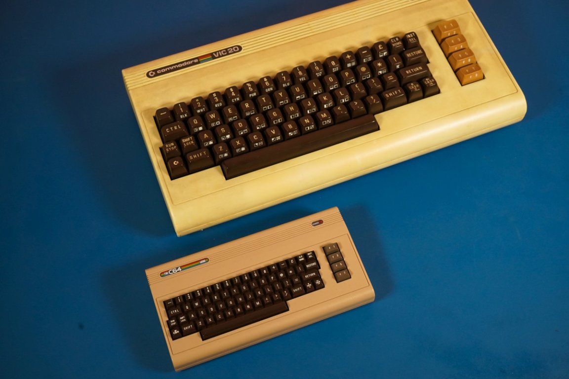 Col cugino vecchio, il Vic 20! Va che piccolo il C64MINI
