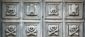 Matera, chiesa del purgatorio, porta con teschi