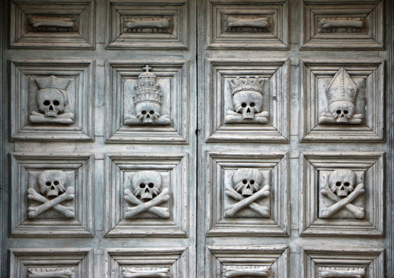 Matera, chiesa del purgatorio, porta con teschi