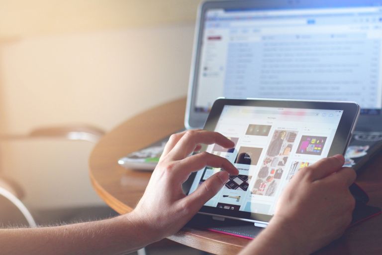 Il rapporto tra italiani e tecnologia cresce la fiducia e aumentano i dispositivi domestici