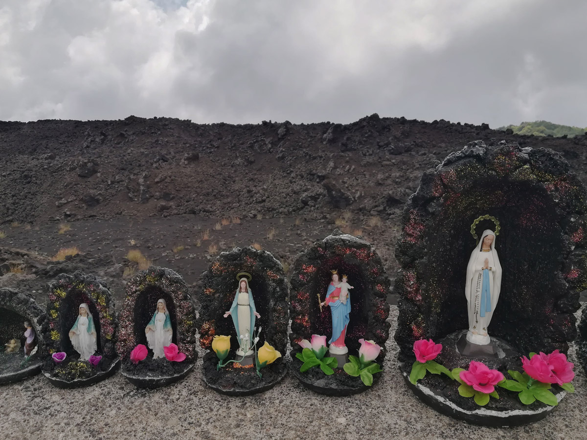 Madonnine nelle grotte di lava