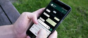 800px Whatsapp chatting outdoor