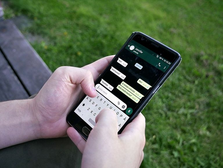 800px Whatsapp chatting outdoor