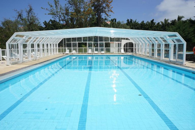 Piscina: ottimizzare l'investimento con coperture di design