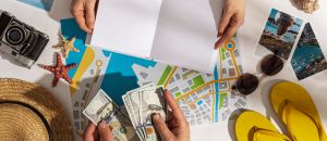 Mani piatte che tengono taccuino e contanti (2)