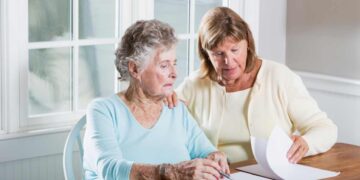 Anziana legge documento