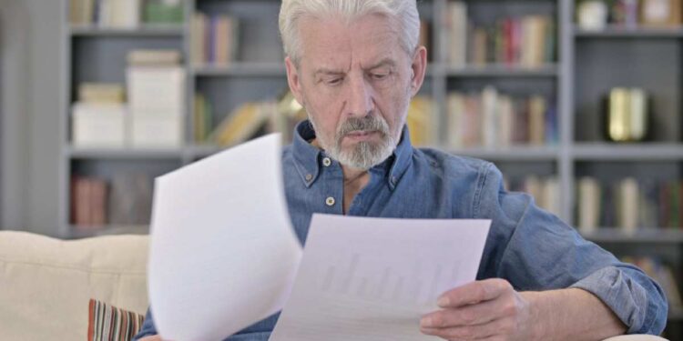 Anziano con documenti