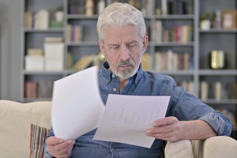Anziano con documenti