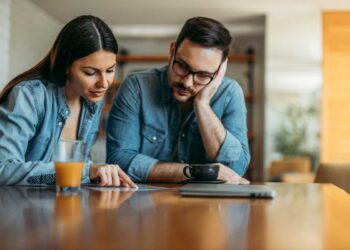 Coppia legge documenti