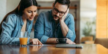 Coppia legge documenti