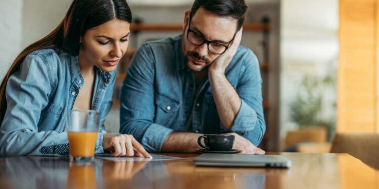 Coppia legge documenti