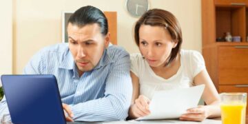 Coppia legge documento